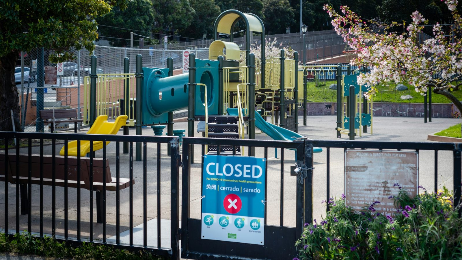 Leerer Spielplatz mit Spielgeräten, Symbolbild für die Schulhofsanierung