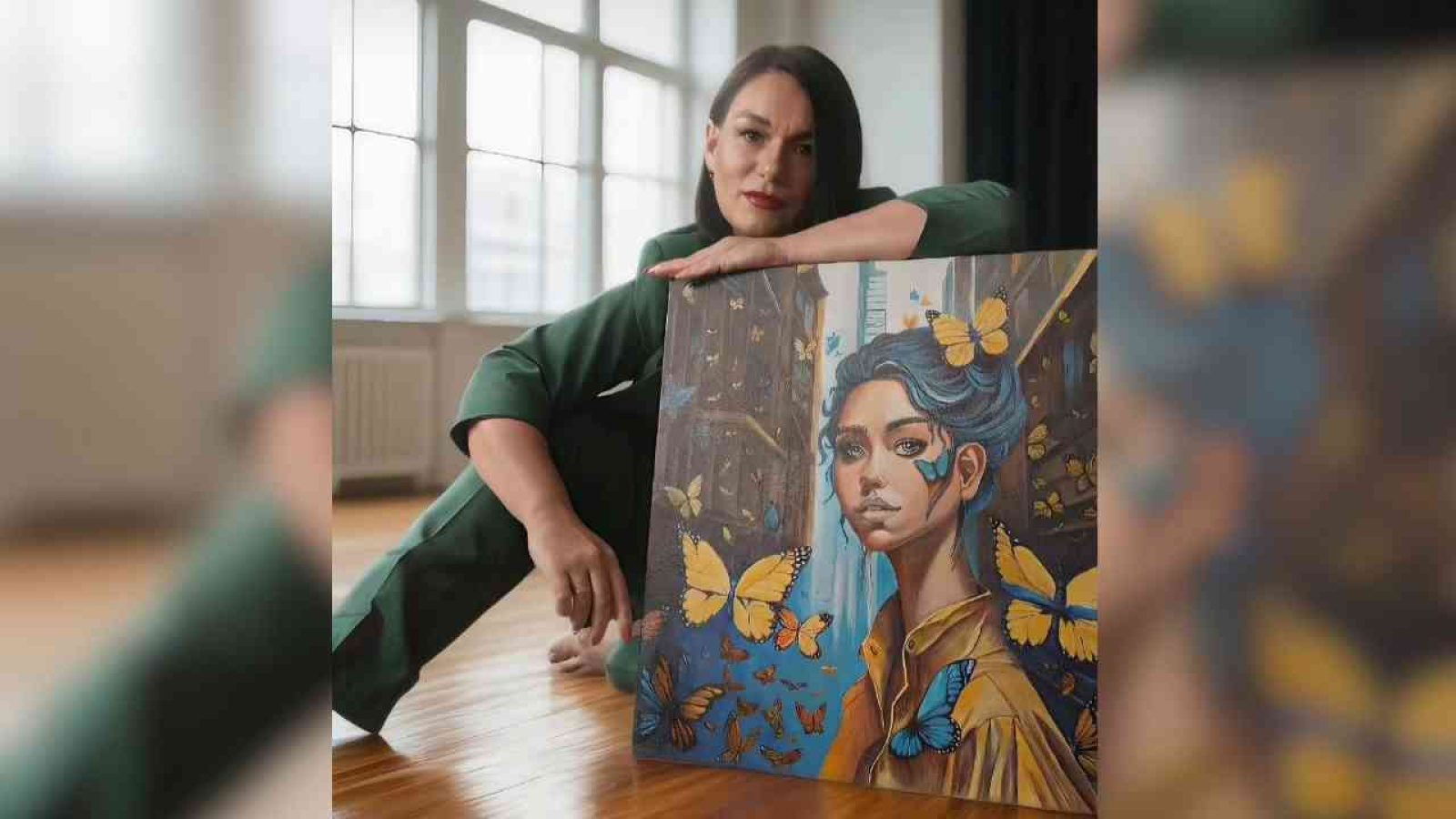 Künstlerin präsentiert Gemälde mit Frau und Schmetterlingen in urbaner Kulisse, harmonische Farben, moderner Kunststil.
