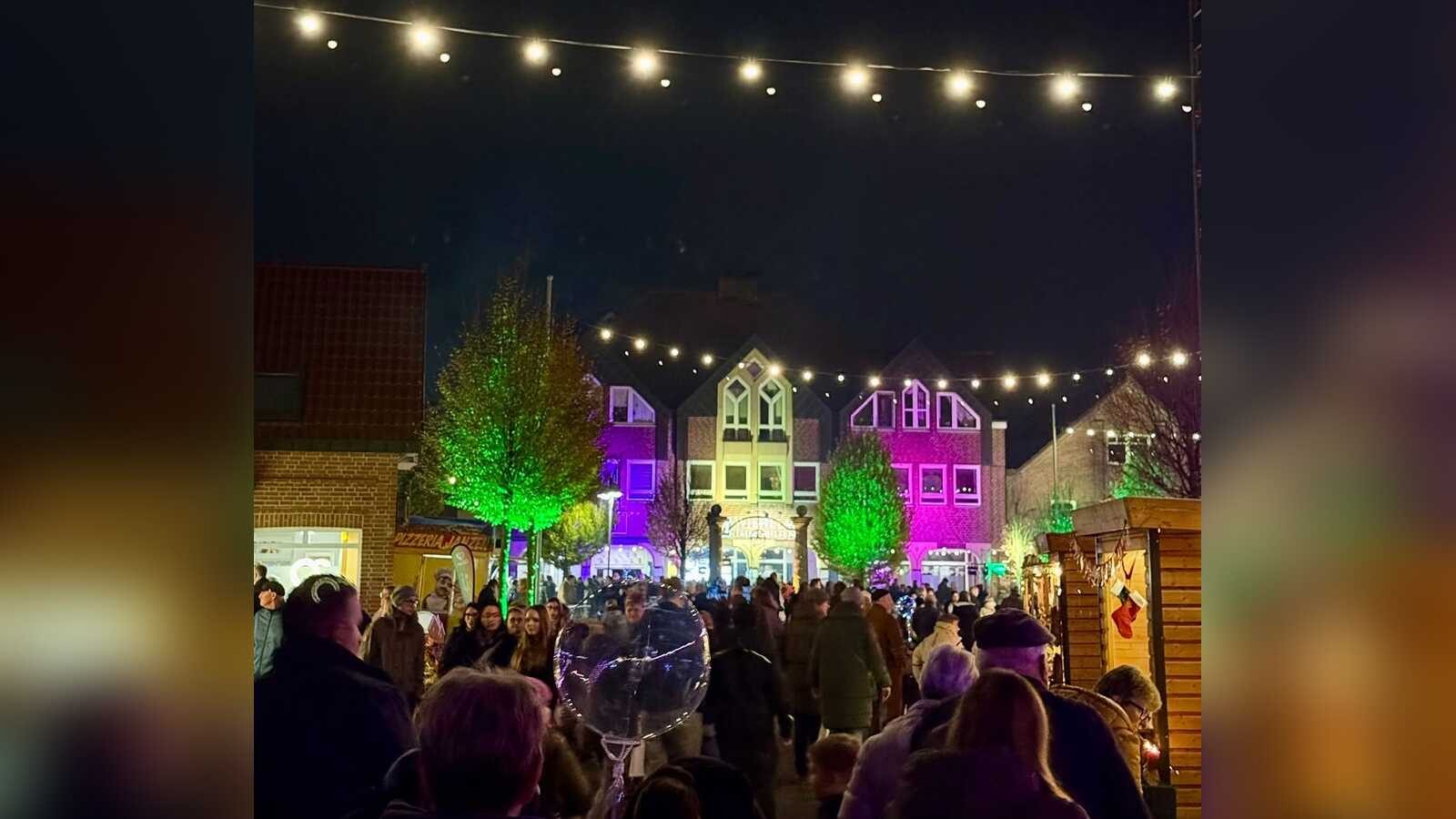 Beleuchtete Straße beim Lichterfest in Lathen