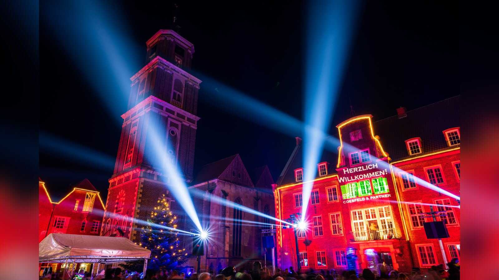 Beleuchtete Rathausfassade in Coesfeld beim Lichtersamstag