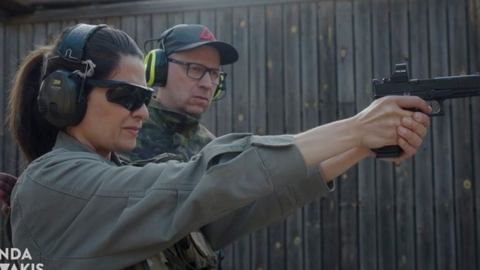 Linda Zervakis mit Gewehr auf Schießstand in Finnland