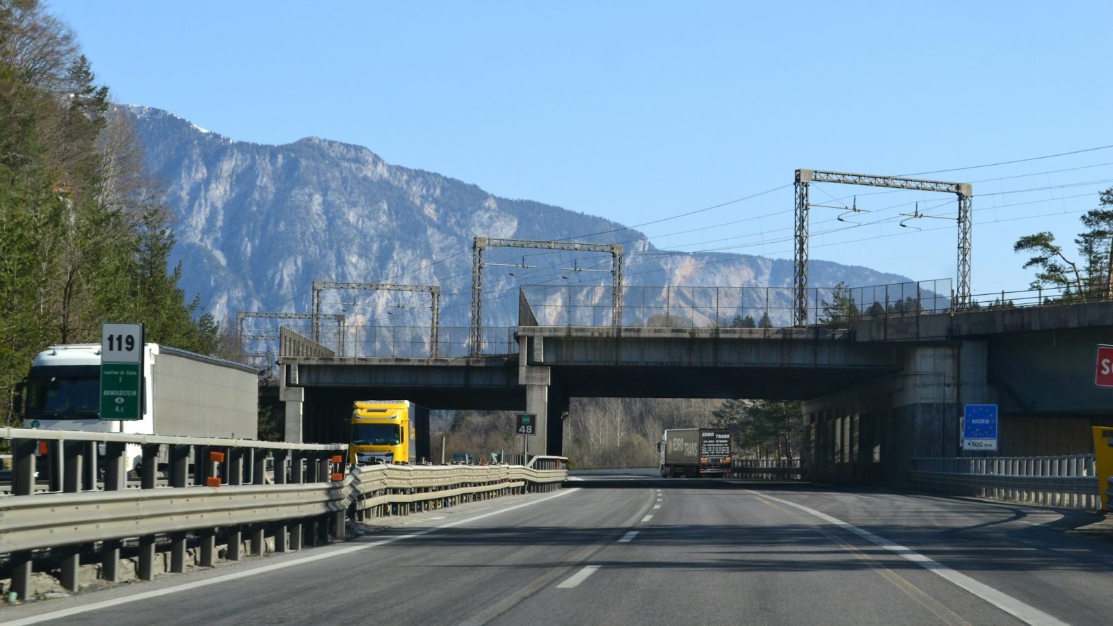 Autobahn mit Lastkraftwagen, Symbolbild zum Lkw-Maut-Fahrleistungsindex