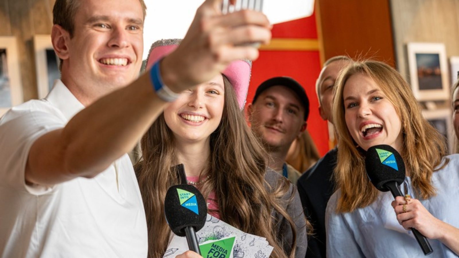 Selfie-Moment mit Mikrofon: Junge Medientalente probieren sich im Rahmen der Media For You in Nürnberg vor der Kamera aus. Die Veranstaltung bietet spannende Einblicke in die Berufswelt von Journalismus und Content Creation und fördert den direkten Austausch mit Branchenexperten. / Weiterer Text über ots und www.presseportal.de/nr/61644 / Die Verwendung dieses Bildes für redaktionelle Zwecke ist unter Beachtung aller mitgeteilten Nutzungsbedingungen zulässig und dann auch honorarfrei. Veröffentlichung ausschließlich mit Bildrechte-Hinweis.