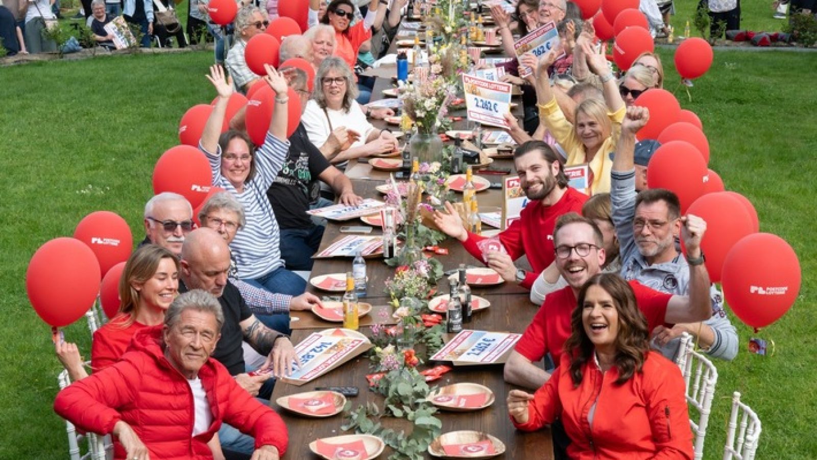 Beim großen Nachbarschaftsfest feierten alle Gewinner*innen zusammen mit Lotterie Botschaftern Peter Maffay und Katarina Witt. / Weiterer Text über ots und www.presseportal.de/nr/41583 / Die Verwendung dieses Bildes für redaktionelle Zwecke ist unter Beachtung aller mitgeteilten Nutzungsbedingungen zulässig und dann auch honorarfrei. Veröffentlichung ausschließlich mit Bildrechte-Hinweis.