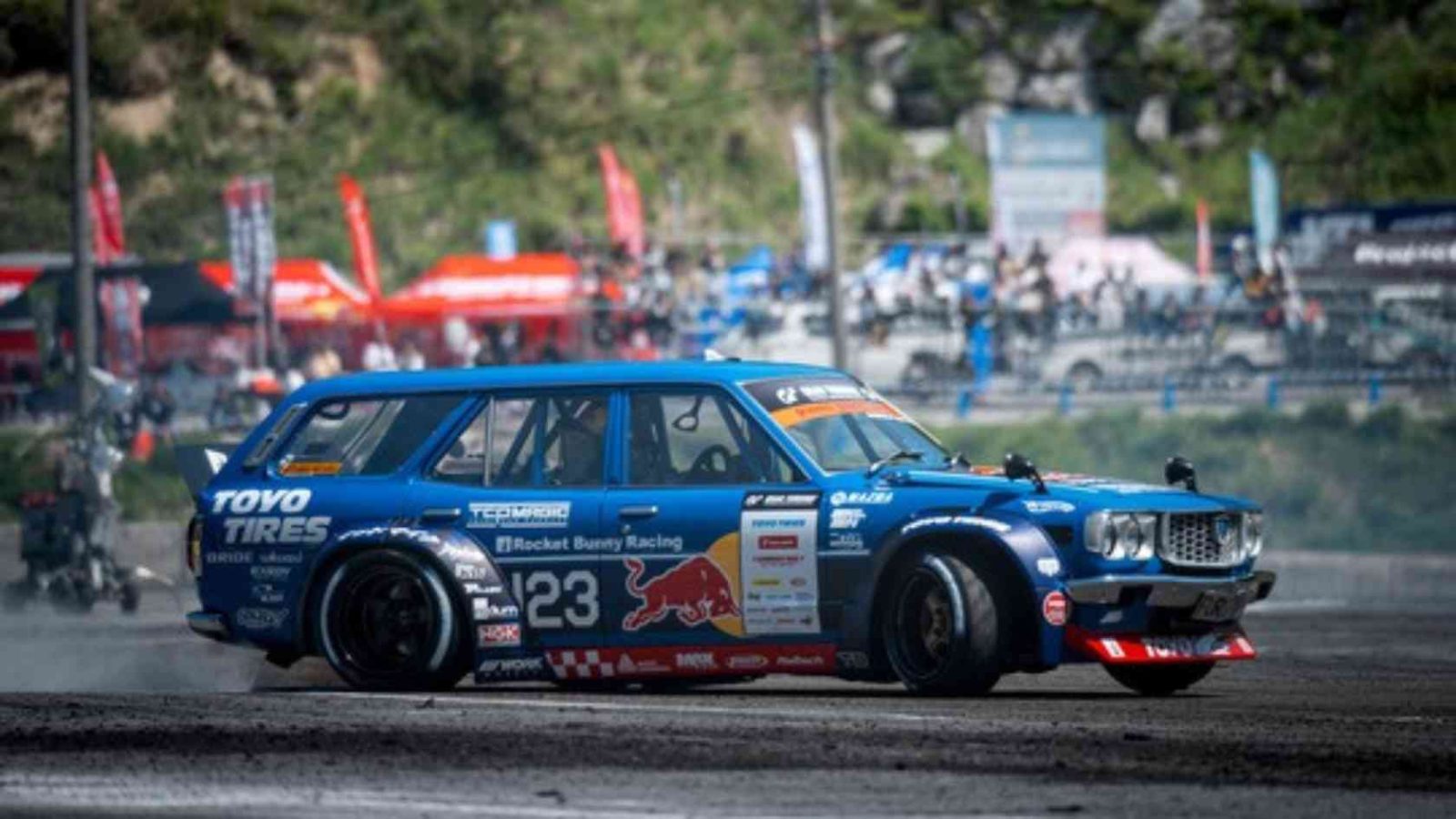 Mad Mike lenkt im Video einen Mazda Savanna RX-3 von 1976. © TOYO TIRES