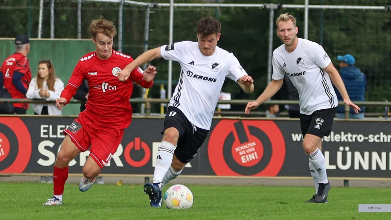 Marvin Kehl (am Ball) und Jan-Hubert Elpermann (r.)