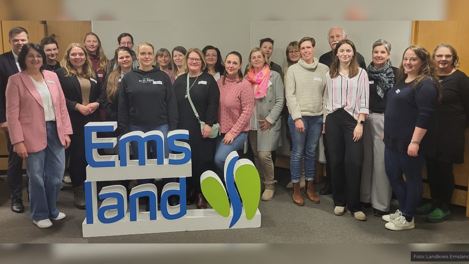 Die am Mentoring-Programm „Frau.Macht.Demokratie.“ teilnehmenden zwölf Tandems kamen zu einem ersten Treffen im Meppener Kreishaus zusammen. (Foto: Landkreis Emsland)
