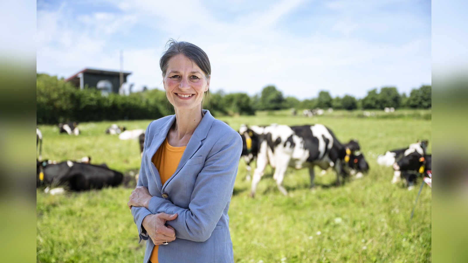 Niedersachsens Tierschutzministerin Miriam Staudte auf einer Weide