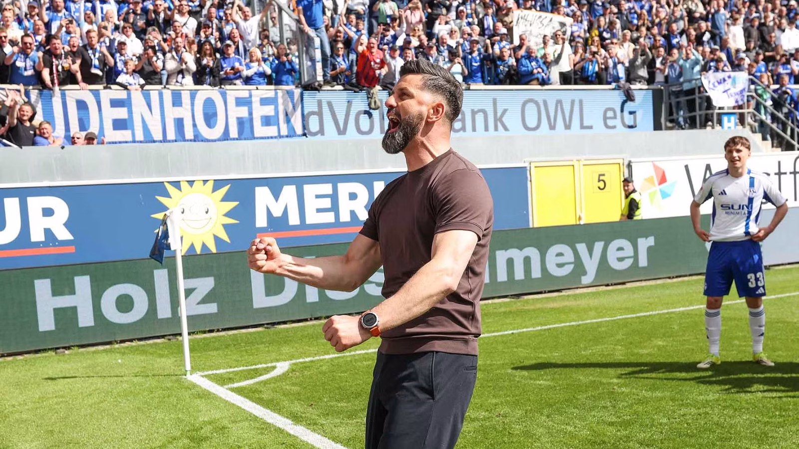 Miron Muslic freut sich über den Auswärtssieg.