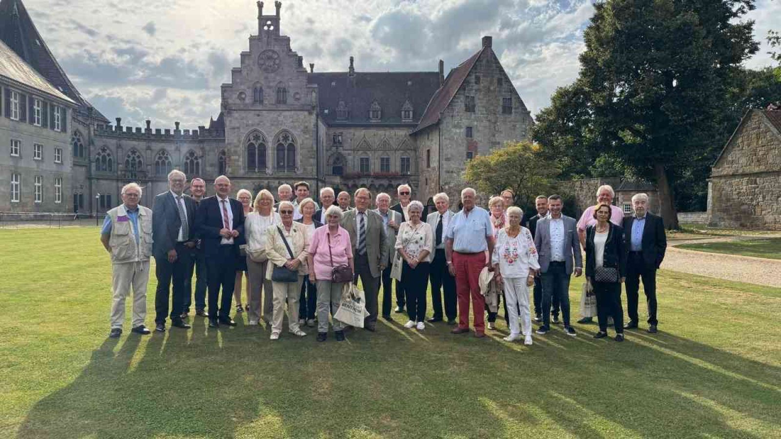 Mitglieder der Kreisgemeinschaft Elchniederung und Vertreterinnen und Vertreter aus Politik und Verwaltung des Landkreises Grafschaft Bentheim