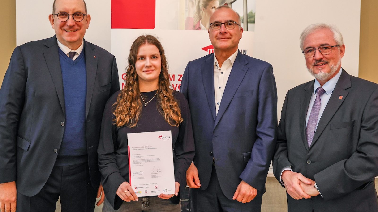 Hannoer, LNVG, Mobilotsin, Urkundenübergabe 8. Lehrgang Kommunales Mobilitätsmanagement, Staatssekretär Matthias Wunderling-Weilbier, Geschäftsführer LNVG Christian Berndt, Theresa Lanfermann, Wiegbert Grotjan