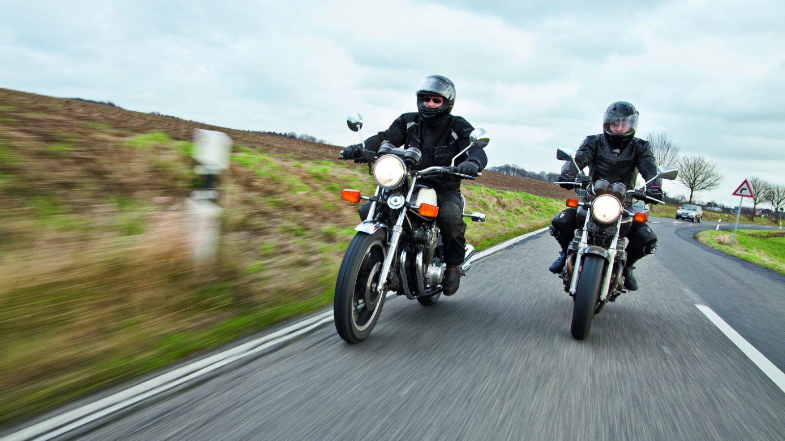 Motorradfahrer Lands~ebeneinander IV