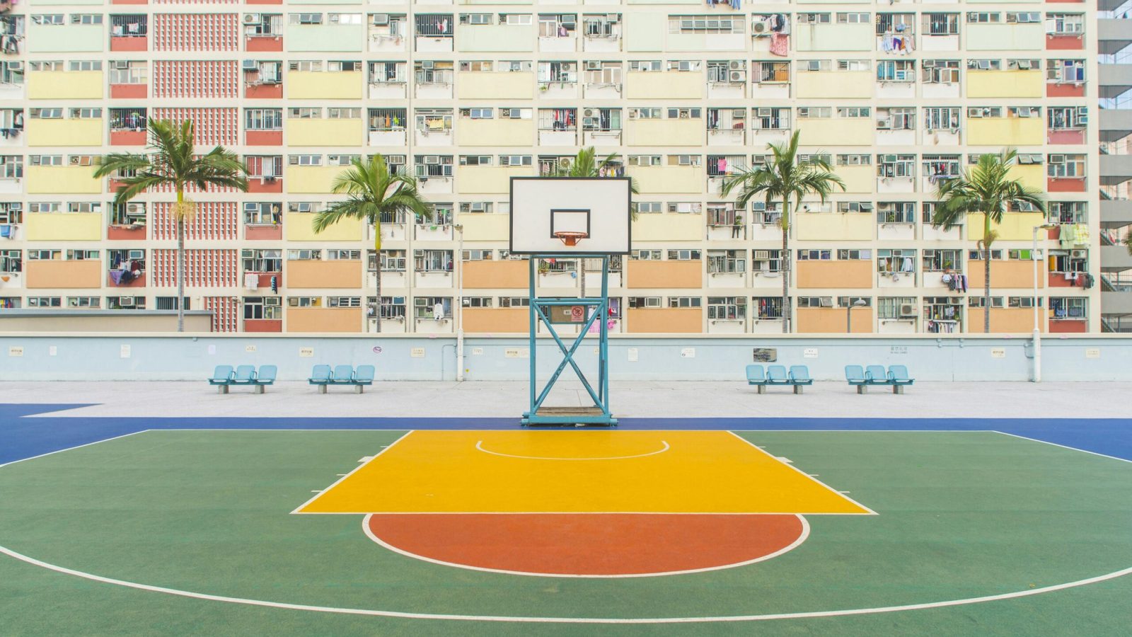 Basketballplatz an einer Sporthalle, Symbolbild für einen Multifunktionscourt