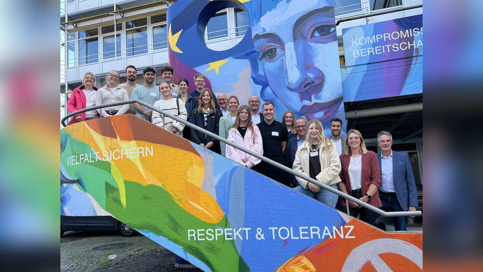 Die neuen Auszubildenden der Stadt Emsdetten mit Bürgermeister Oliver Kellner und den Ausbildungsleitungen