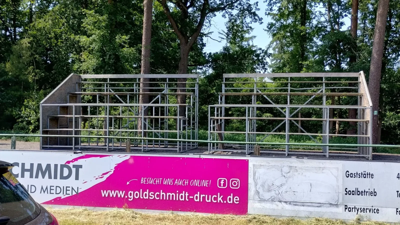 Neue Tribüne und EM-Flair beim Flutlicht-Grasbahnrennen