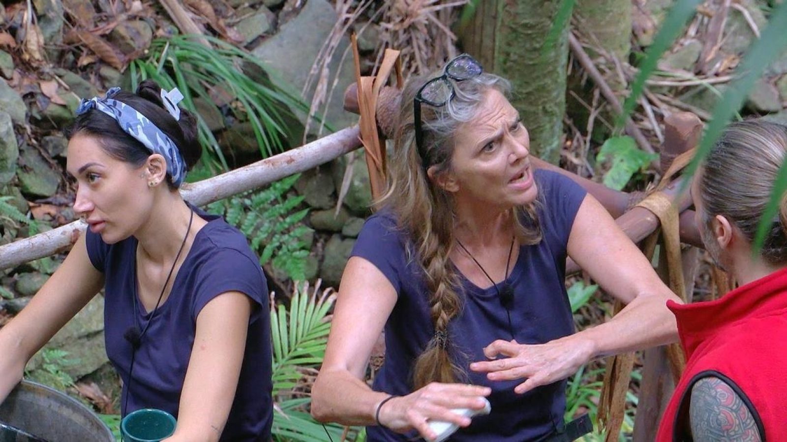 ACHTUNG: SPERRFRIST FÜR ALLE MEDIEN BIS ZUM SHOWENDE, MITTWOCH, 28. JANUAR 2026, 22:30 UHR

Nicole Belstler-Boettcher (M.) platzt an der Geschirrwaschstelle der Kragen. Direkt konfrontiert sie Gil Ofarim: "Weißt du, was ich schlimm finde, du kommst hier rein und sagst: 'Ich möchte wieder Musiker werden'  und ich denke, der Mann, der Hotelangestellte, will auch einfach nur sein Leben." Links Samira Yavuz.

+++ Die Verwendung des sendungsbezogenen Materials ist nur mit dem Hinweis und Verlinkung auf RTL+ gestattet. +++