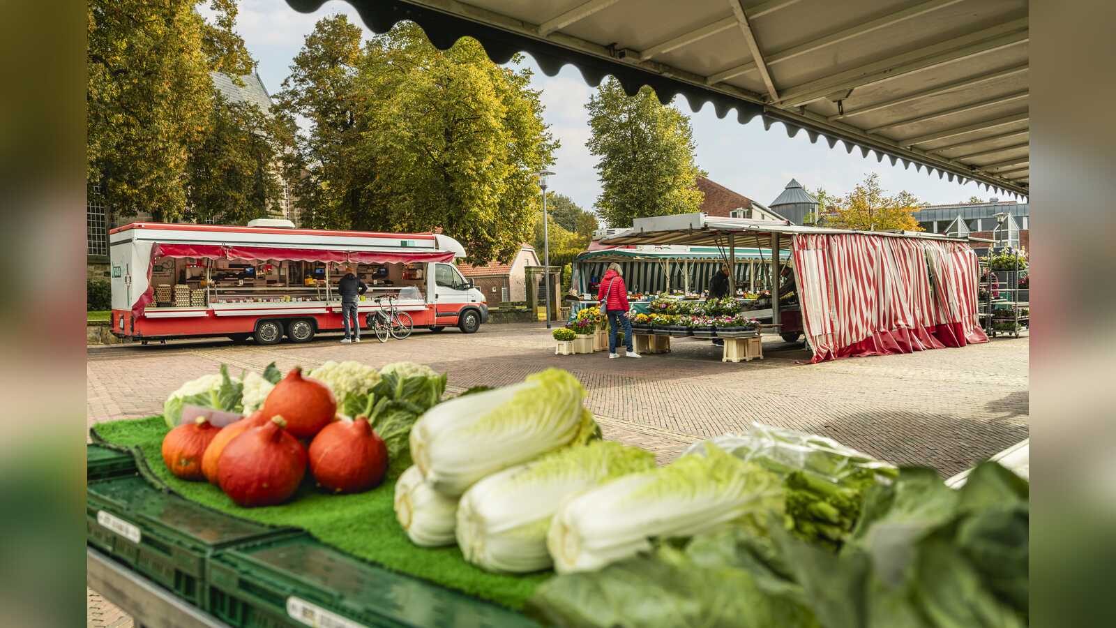 Marktstände des Nordhorner Wochenmarkts an der Alten Kirche