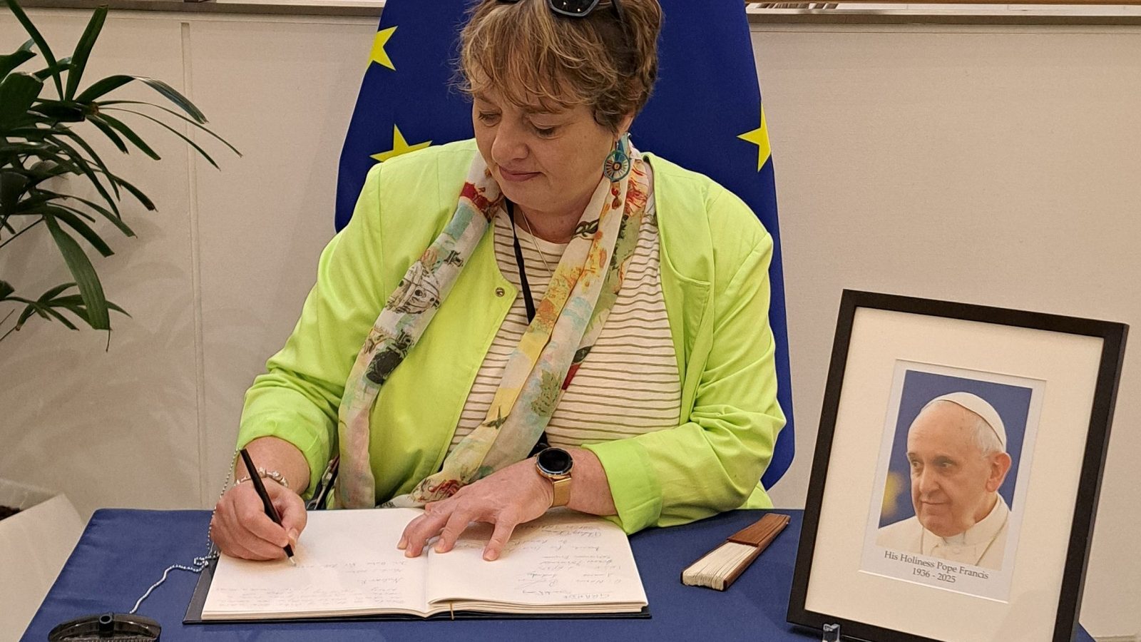 ÖDP-Vize Kirsten-Elisabeth Jäkel trägt sich ins Kondolenzbuch für Papst Franziskus ein