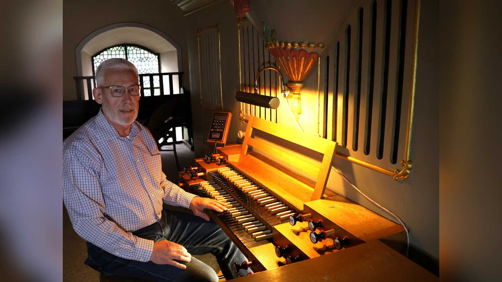 Organist Viktor Keil an der historischen Orgel der Kirche St. Peter und Paul in Halverde