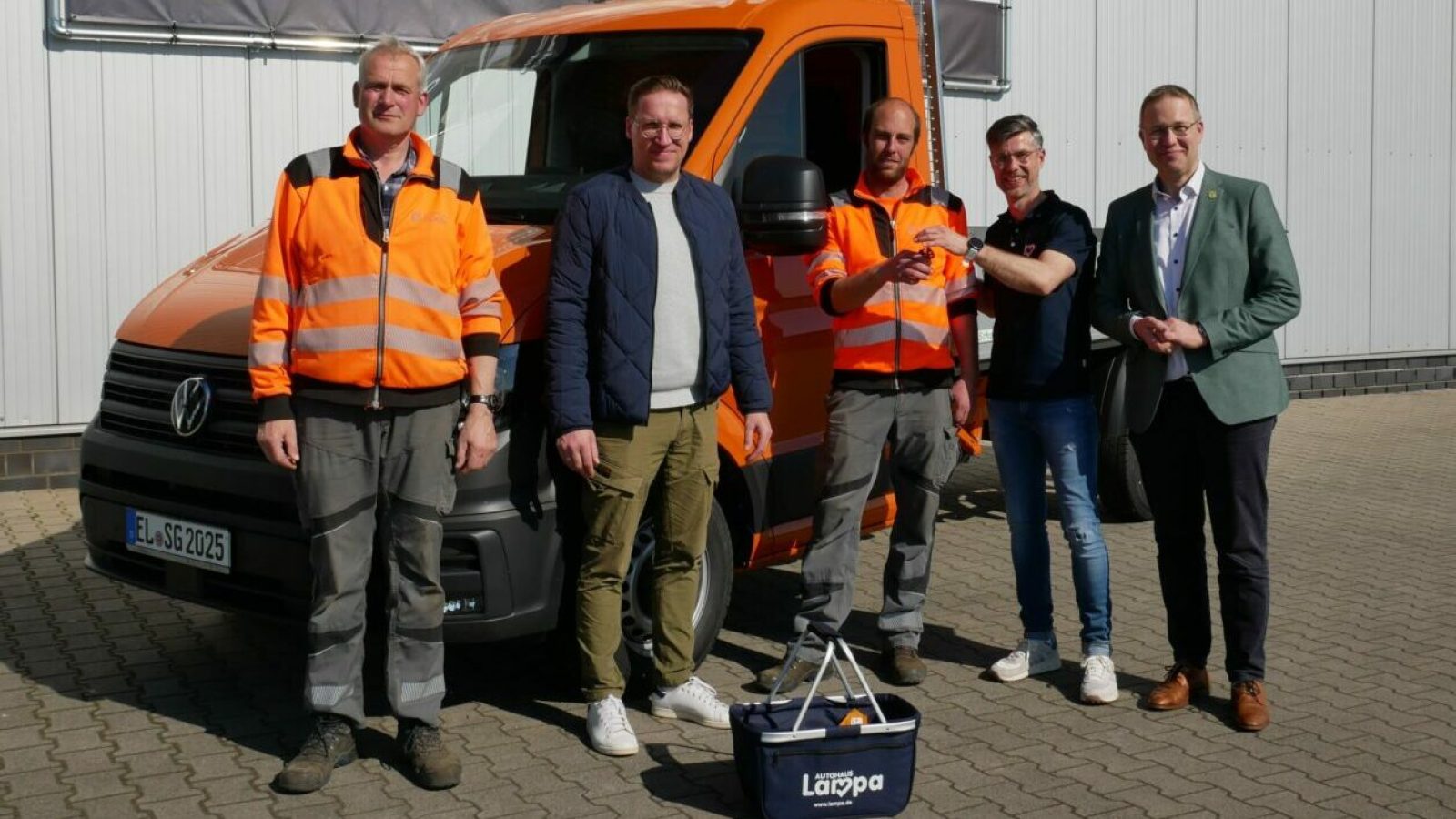 Aus den Händen von Philipp Hermeler, Autohaus Lampa in Spelle, (4. von links) nahmen Bauhof-Leiter Walter Reekers-Kohne, Markus Schütte, Daniel Beerboom und Samtgemeindebürgermeister Matthias Sils (von links) das neue Pritschenfahrzeug für den Bauhof entgegen.