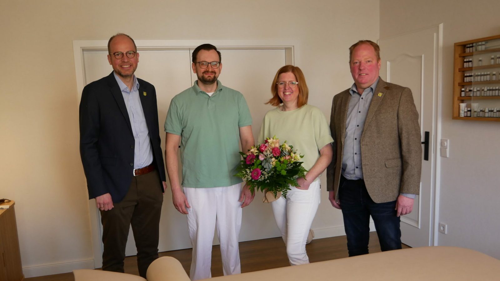 Dipl. Osteopath Andrej Oks und Praxisinhaberin Birgit Grothues (Mitte) informierten Wirtschaftsförderer Dr. Jens Konermann (links) und Bürgermeister Norbert Hüsing (rechts) über die Erweiterung des Angebotes in der Praxis Grothues.