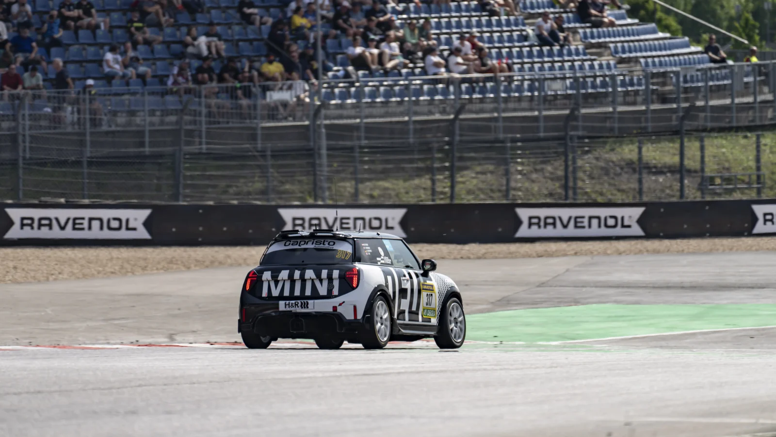 P90605908_highRes_mini-jcw-x-deus-at-t