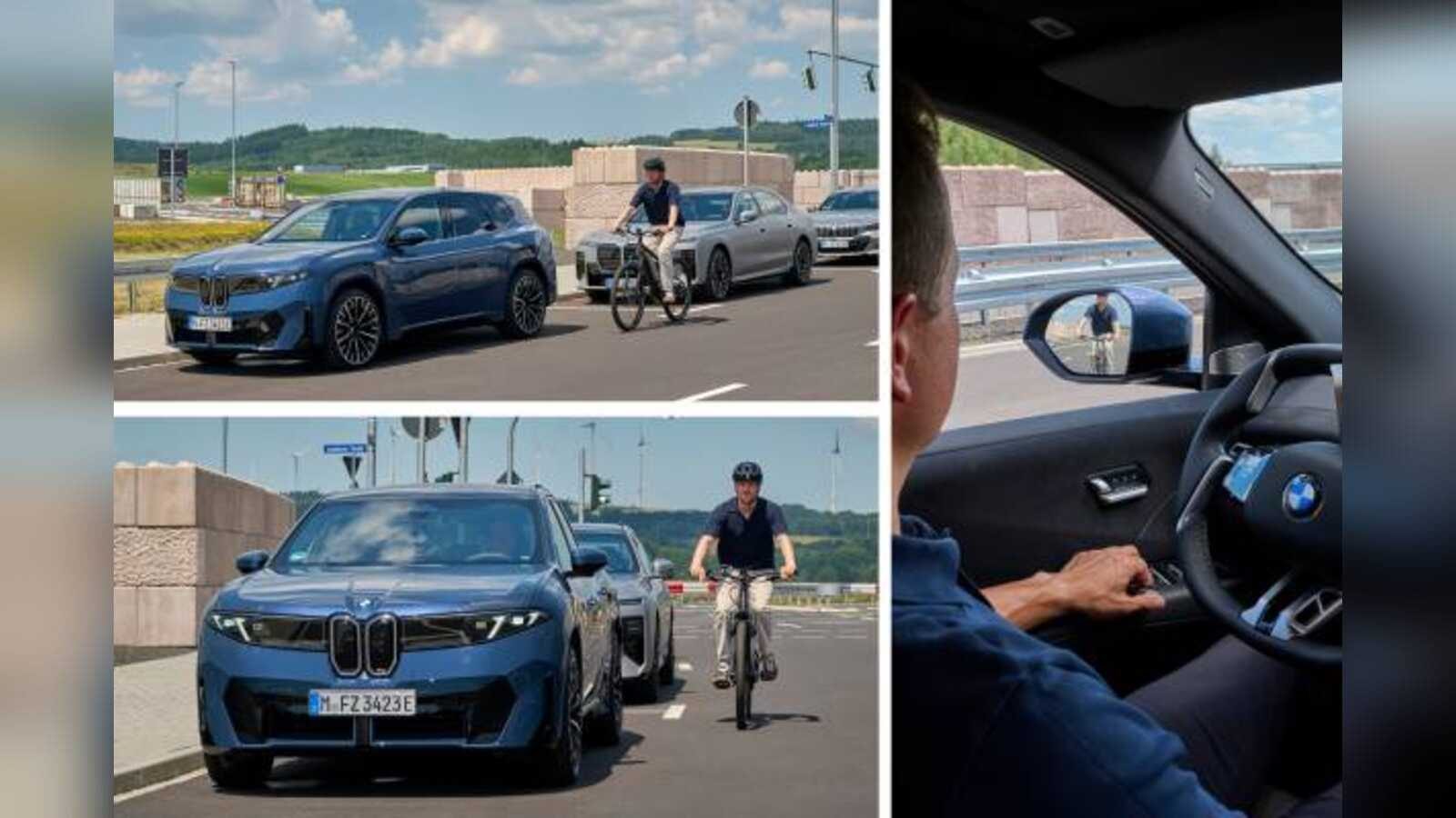 BMW iX3 neben einem Radfahrer, dazu der Blick eines Fahrers in den Seitenspiegel auf den herannahenden Radfahrer