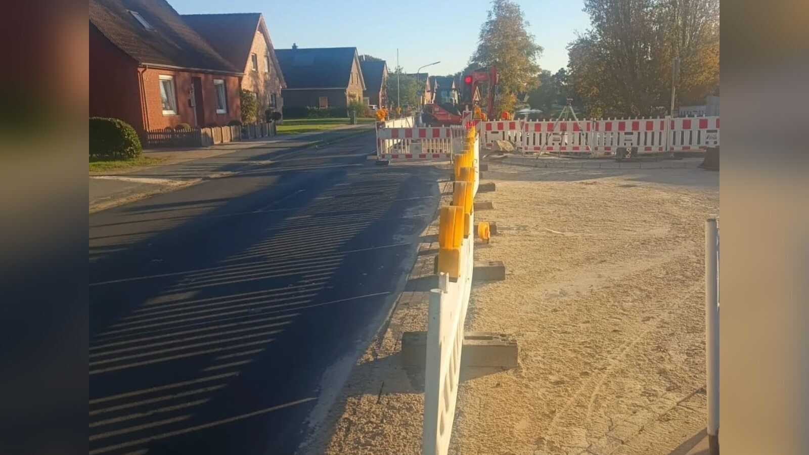 Straße Erste Wiek links in Papenburg in Höhe des sanierten Durchlasses am Kanal