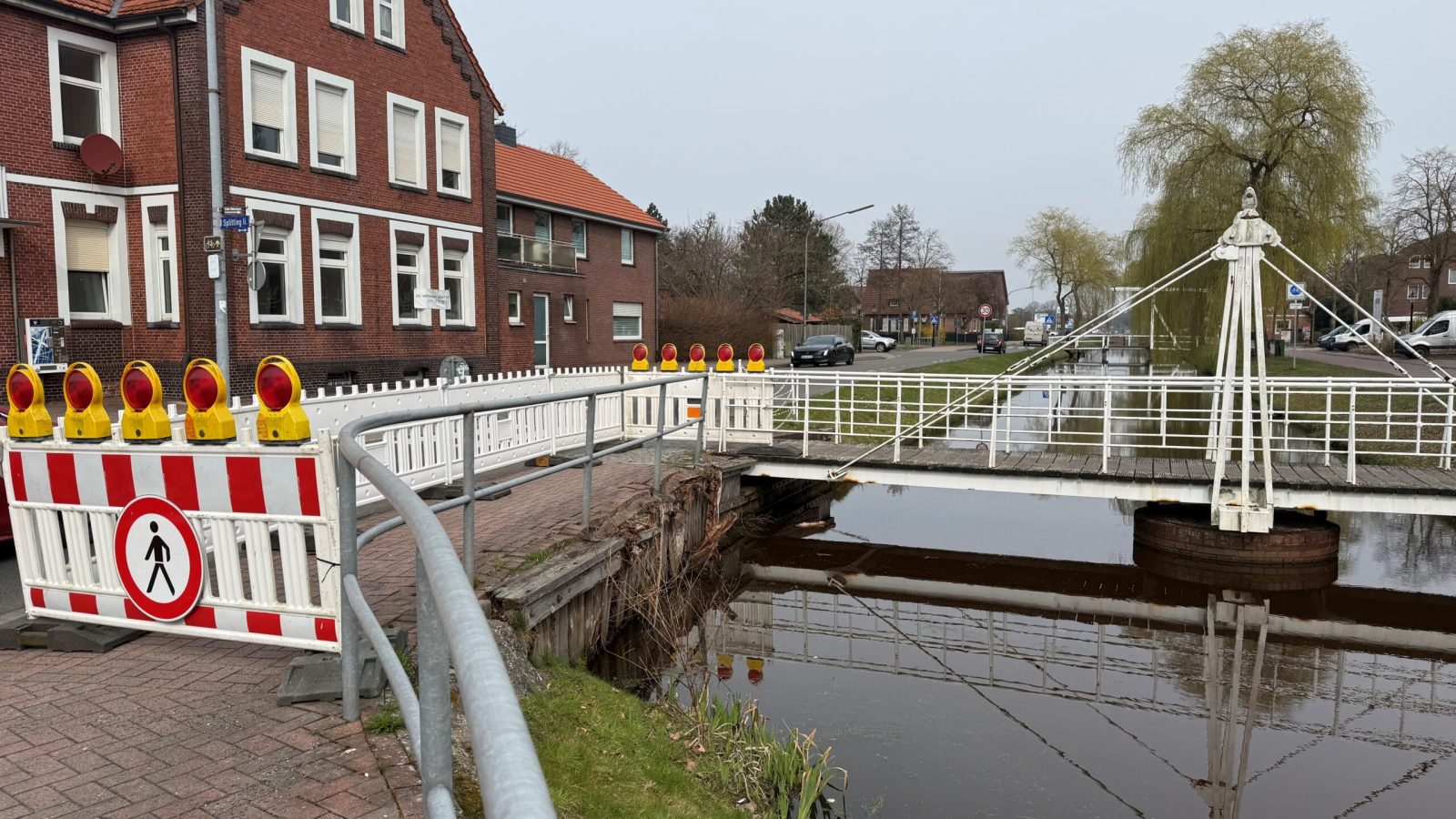 PM Halbseitige Sperrung an der Umländerwiek links in Papenburg