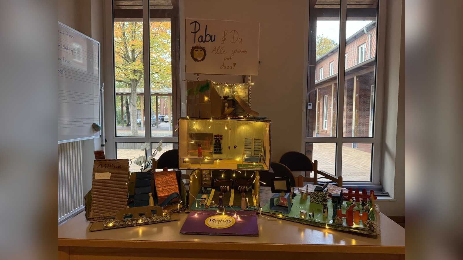 Kinder stellen beim Beteiligungsprojekt Pabu&DU in Papenburg ihre Ideen vor