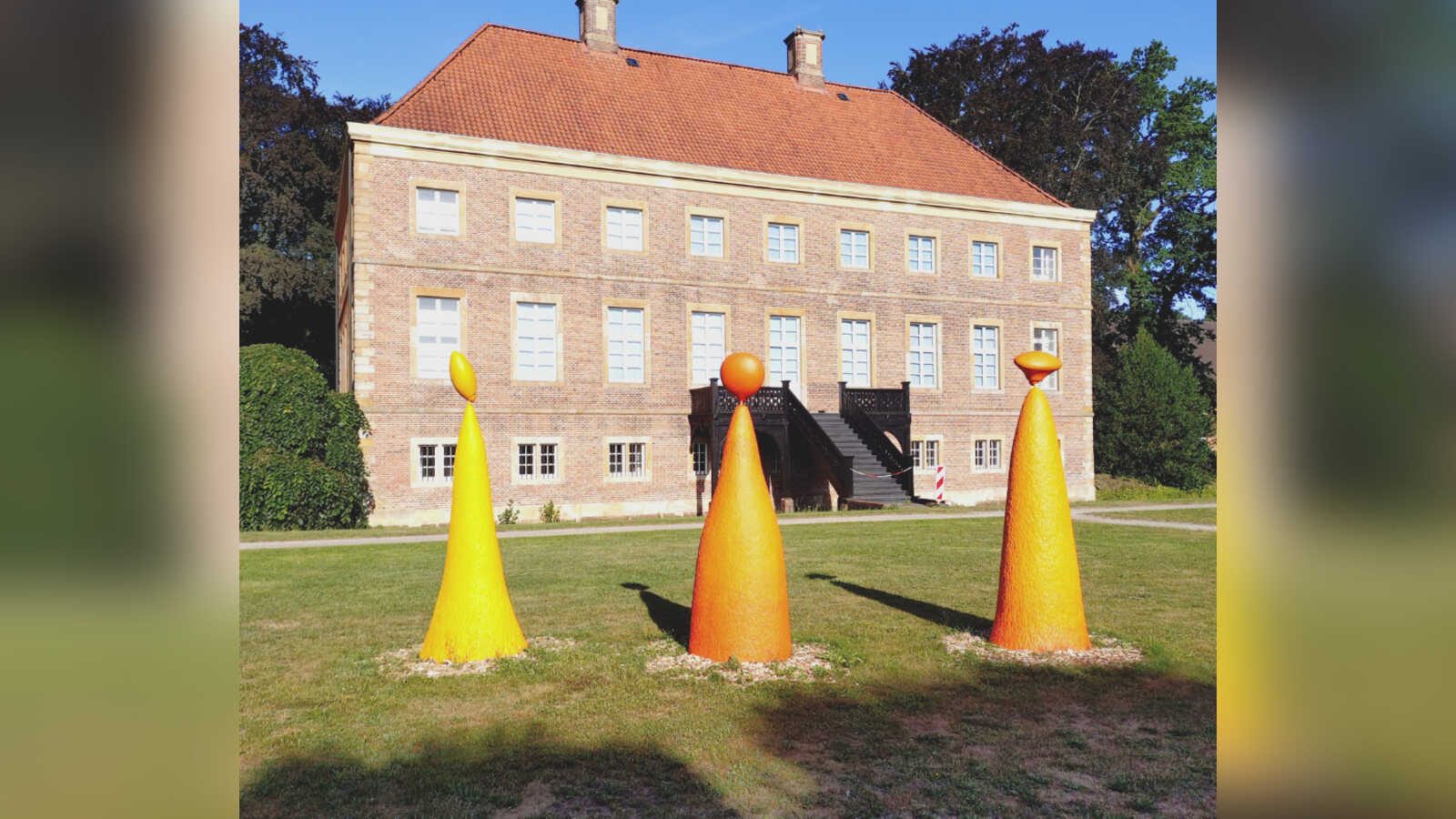 Leuchtende Skulpturen von Martin Langer vor dem Herrenhaus Gut Altenkamp in Papenburg-Aschendorf