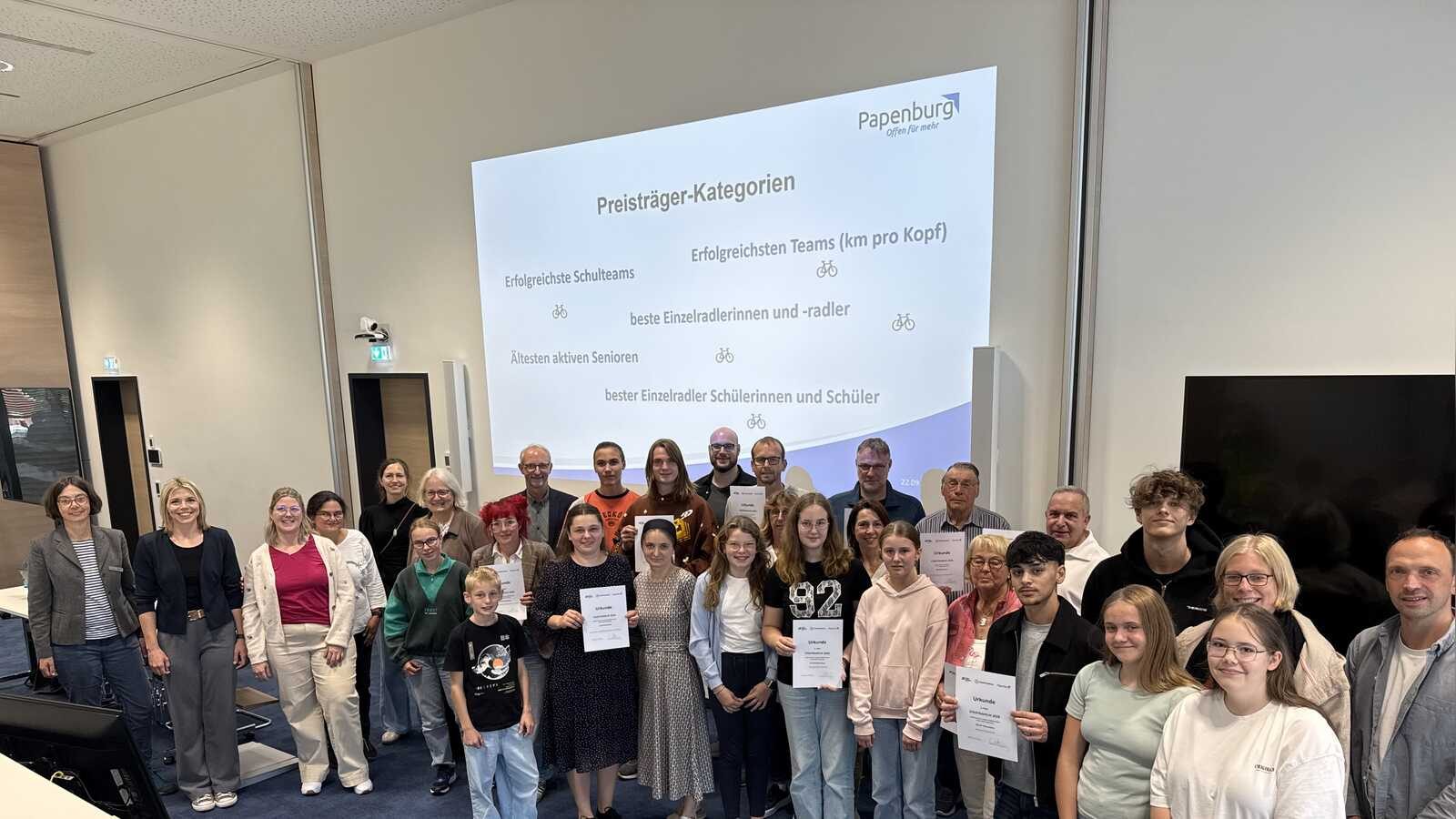 Ausgezeichnete Teilnehmerinnen und Teilnehmer des Stadtradelns 2026 bei der Ehrung im Ratssaal des Papenburger Rathauses