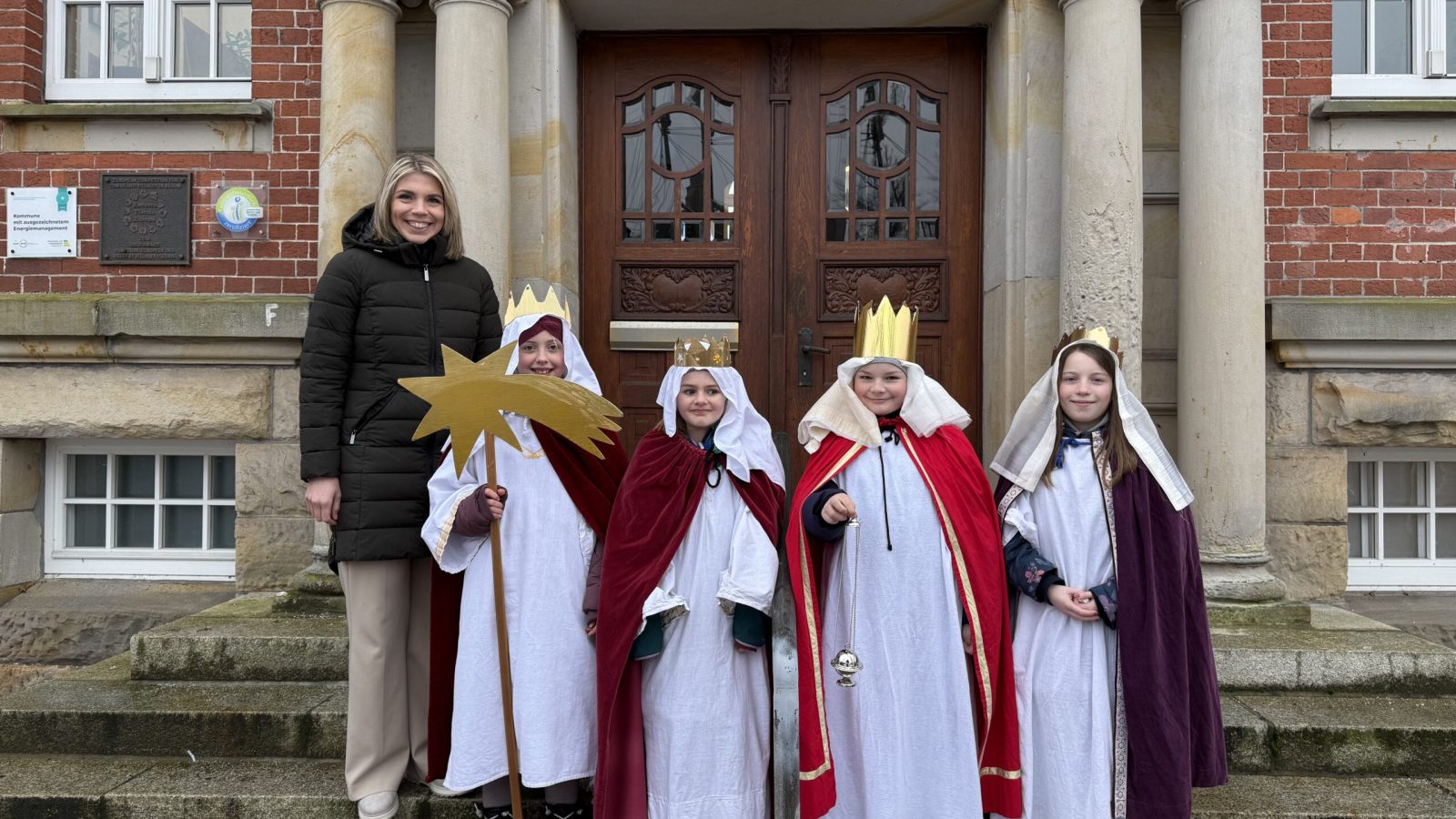 PM Sternsinger segneten Papenburger Rathäuser „Schule statt Fabrik – Sternsingen gegen Kinderarbeit“