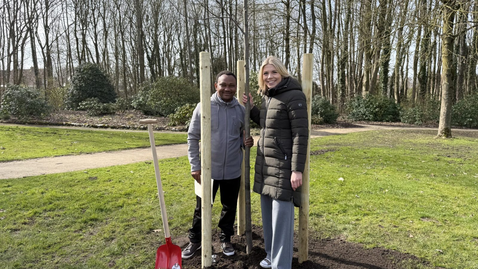 PM „Amahoro Tree“ gepflanzt – Papenburg setzt Zeichen für Frieden und Unterstützung