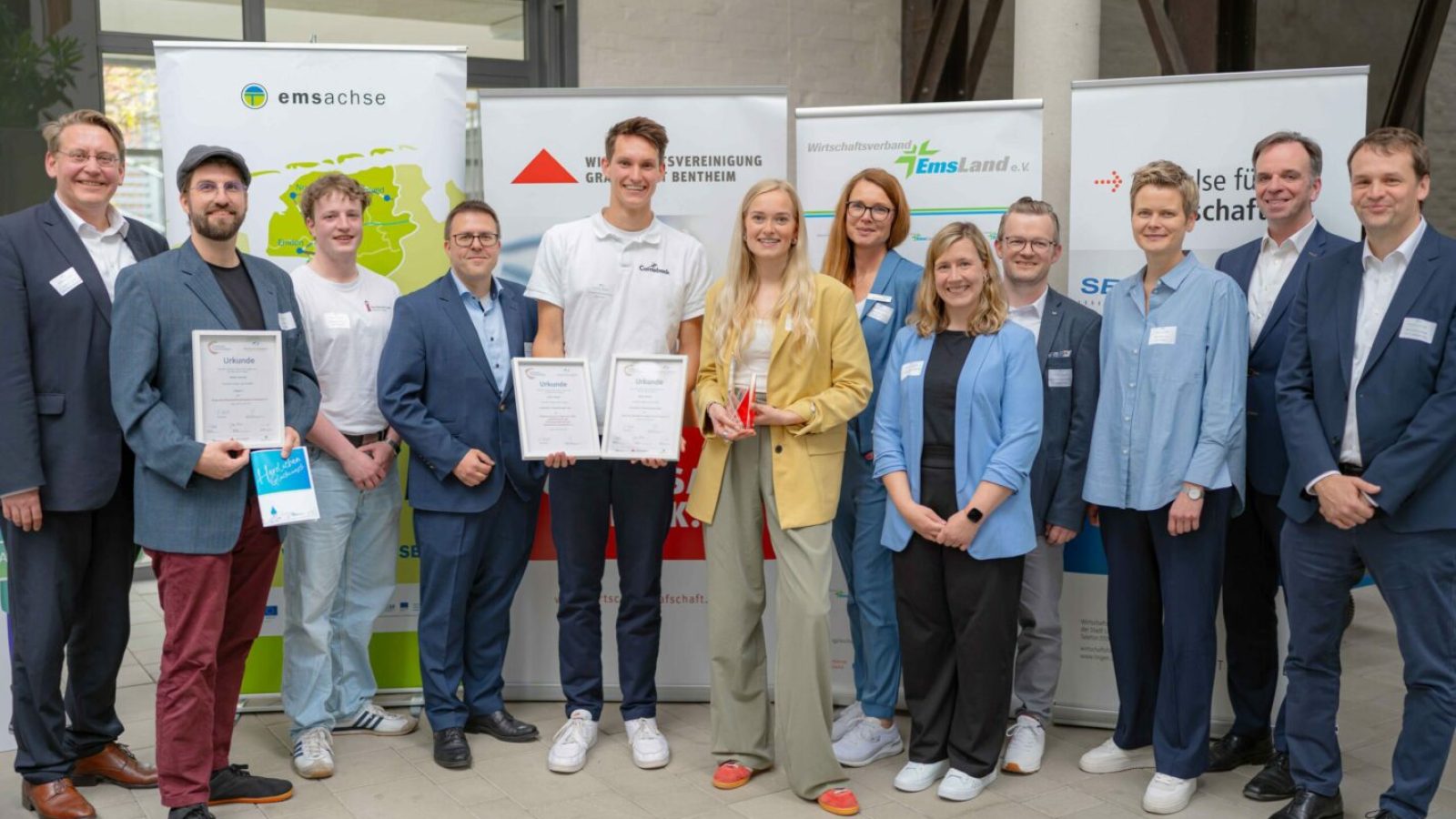 Die Gewinnerinnen und Gewinner der diesjährigen Campus Convention mit
Vertreterinnen und Vertreter aus Wirtschaft, Politik und Wissenschaft am Campus Lingen.
Bild: Hochschule Osnabrück