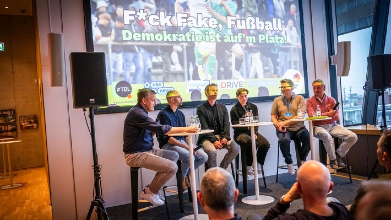 Am 04. Mai 2026 diskutierten im Deutschen Fußballmuseum in Dortmund anlässlich des Tages des Lokaljournalismus: Moderator Pit Gottschalk, Tim Frohwein (Philipp-Lahm-Stiftung), Andree Kruphölter (FLVW), Juliane Bauch (Ex-Spielerin SV Berghofen), Thomas Schulzke (Ruhr Nachrichten) und Trainerlegende Peter Neururer (von links). Foto: Stephan Schütze / Ruhr Nachrichten. / Weiterer Text über ots und www.presseportal.de/nr/168022 / Die Verwendung dieses Bildes für redaktionelle Zwecke ist unter Beachtung aller mitgeteilten Nutzungsbedingungen zulässig und dann auch honorarfrei. Veröffentlichung ausschließlich mit Bildrechte-Hinweis.