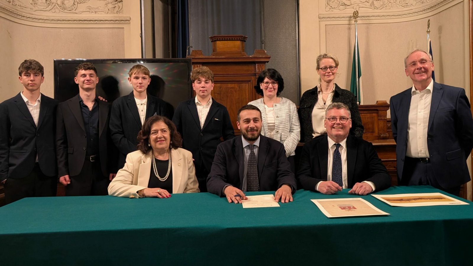 Mit der Unterzeichnung einer Urkunde wurde die Städtepartnerschaft nach 15 Jahren bekräftigt. Dabei waren (sitzend, von links): Die stellvertretende Vorsitzende des Partnerschaftskomitees von Rieti, Daniela Acuti, Rietis Bürgermeister Daniele Sinibaldi und Nordhorns Bürgermeister Thomas Berling sowie (stehend, von links) die Schüler Leonardo Franceschini, Hendrik Weber, Felix Schmidt und Niccolò Franceschini, die Lehrerinnen Nicole Gue und Marte Meyer und der Vorsitzende des Nordhorner Partnerschaftskomitees, Achim Haming.