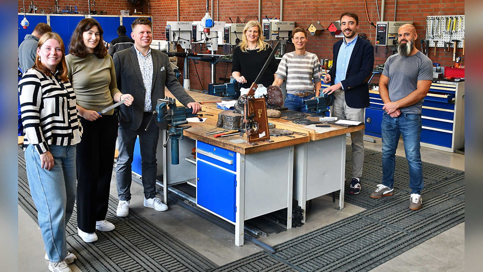 Vertreterinnen und Vertreter von Stadtmarketing Cloppenburg und Kreishandwerkerschaft beim Start des Pflanzkübel-Projekts