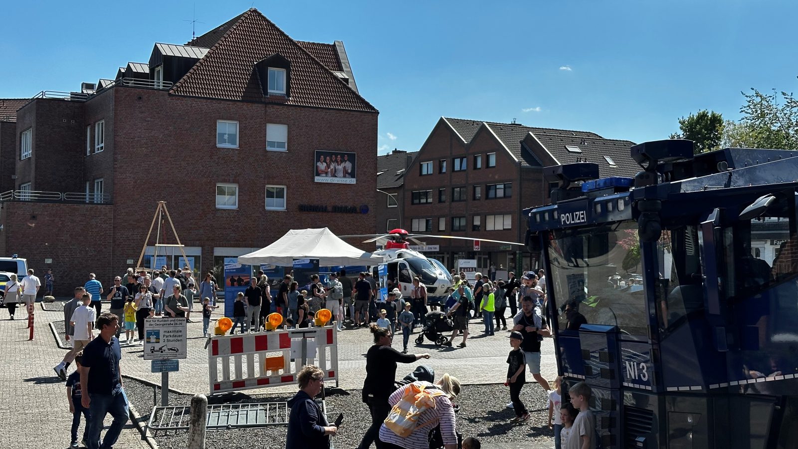 Platz an der Wilhelm-Berning-Straße mit dem Wasserwerfer und dem Polizeihubschrauber.