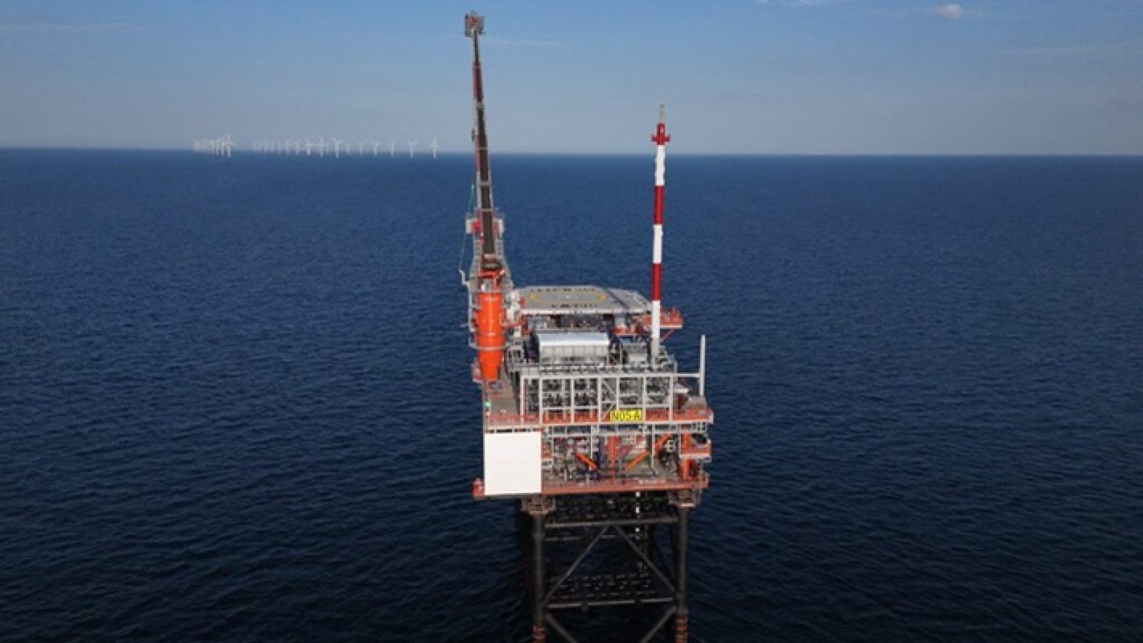 Plattform N05-A mit dem Windpark Riffgat im Hintergrund / Weiterer Text über ots und www.presseportal.de/nr/175025 / Die Verwendung dieses Bildes für redaktionelle Zwecke ist unter Beachtung aller mitgeteilten Nutzungsbedingungen zulässig und dann auch honorarfrei. Veröffentlichung ausschließlich mit Bildrechte-Hinweis.
