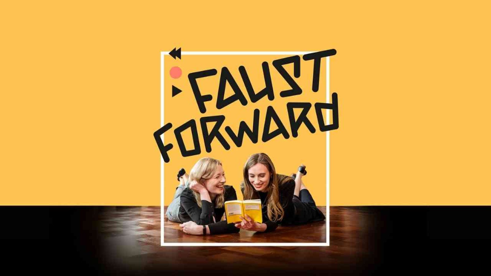 Zwei Frauen liegen auf dem Boden und lesen ein Buch, umgeben von einem gelben Hintergrund mit dem Text 'FAUST FORWARD'.