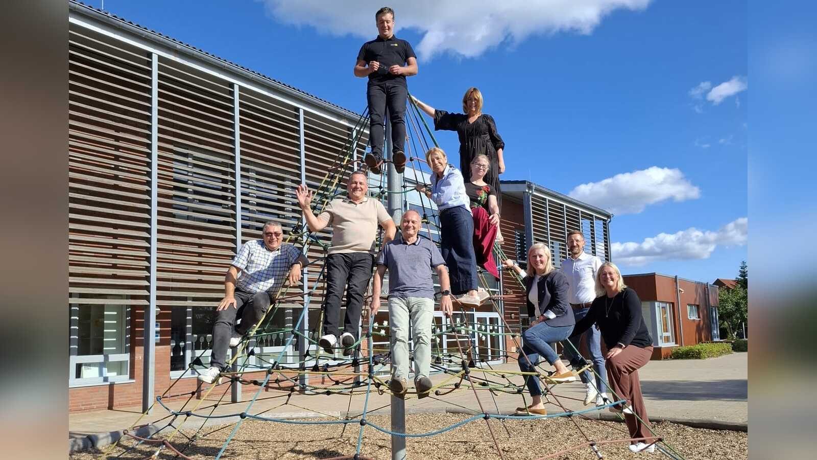 Die Delegation aus dem polnischen Partnerkreis Olsztyn zu Besuch an der Grundschule Neuenkirchen