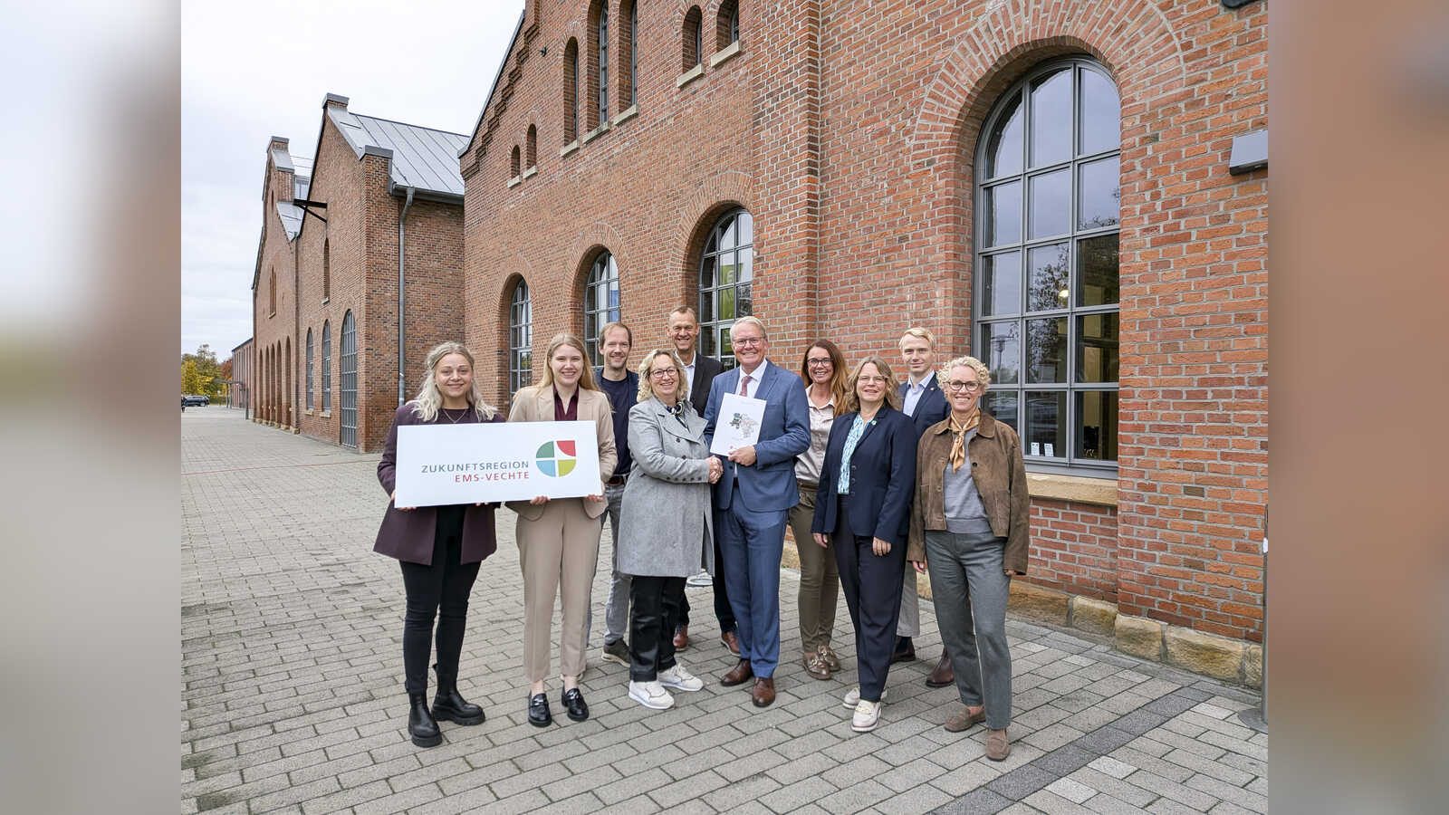 Gruppenfoto der Projektbeteiligten beim Kickoff des EnergieKompass Ems-Vechte, Nikolaus Jansen übergibt den Förderbescheid