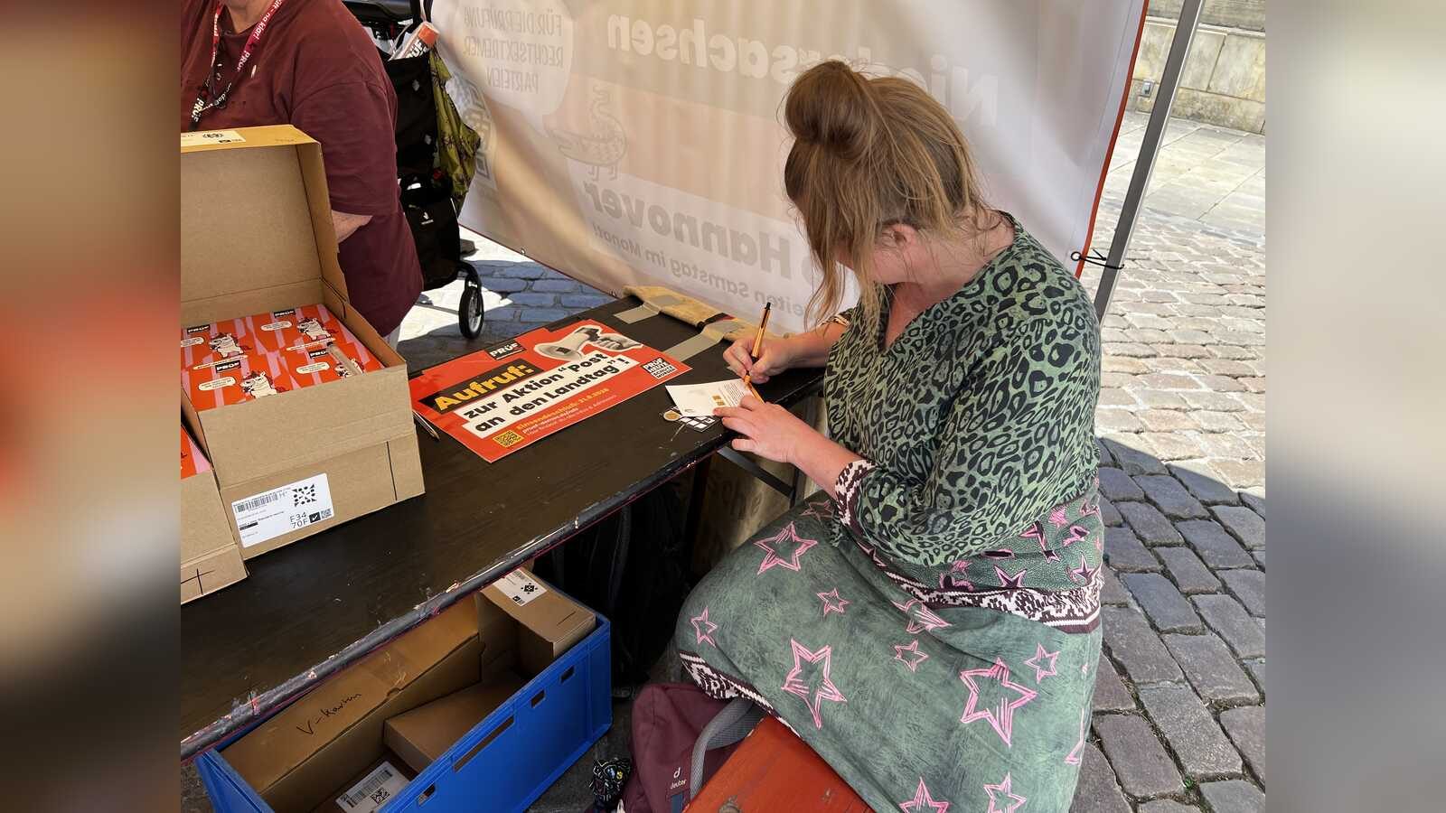 Pressefoto zur Postkartenaktion Post an den Landtag der Initiative PRÜF Niedersachsen