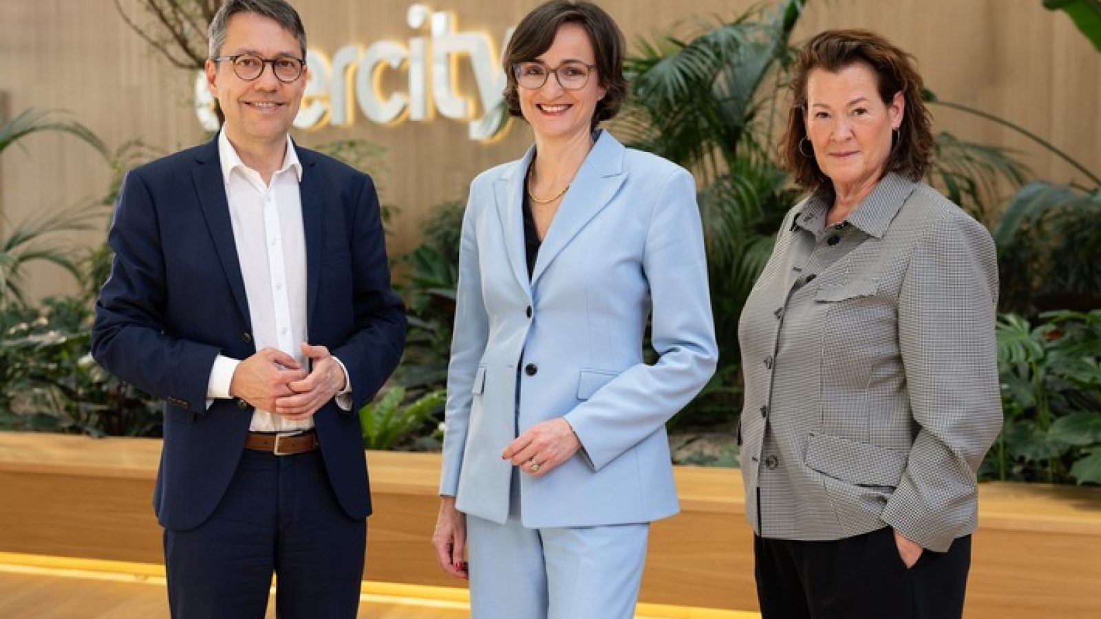 Der enercity-Vorstand (von links nach rechts): Prof. Dr. Marc Hansmann, CEO Aurélie Alemany und Eefje Pompen. / Weiterer Text über ots und www.presseportal.de/nr/131932 / Die Verwendung dieses Bildes für redaktionelle Zwecke ist unter Beachtung aller mitgeteilten Nutzungsbedingungen zulässig und dann auch honorarfrei. Veröffentlichung ausschließlich mit Bildrechte-Hinweis.