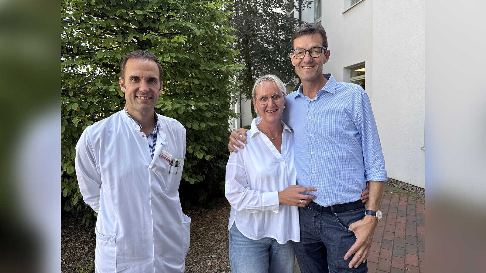 Doris und Toni Münzebrock stehen mit Prof. Dr. Johan Lorenzen im St.-Josefs-Hospital Cloppenburg