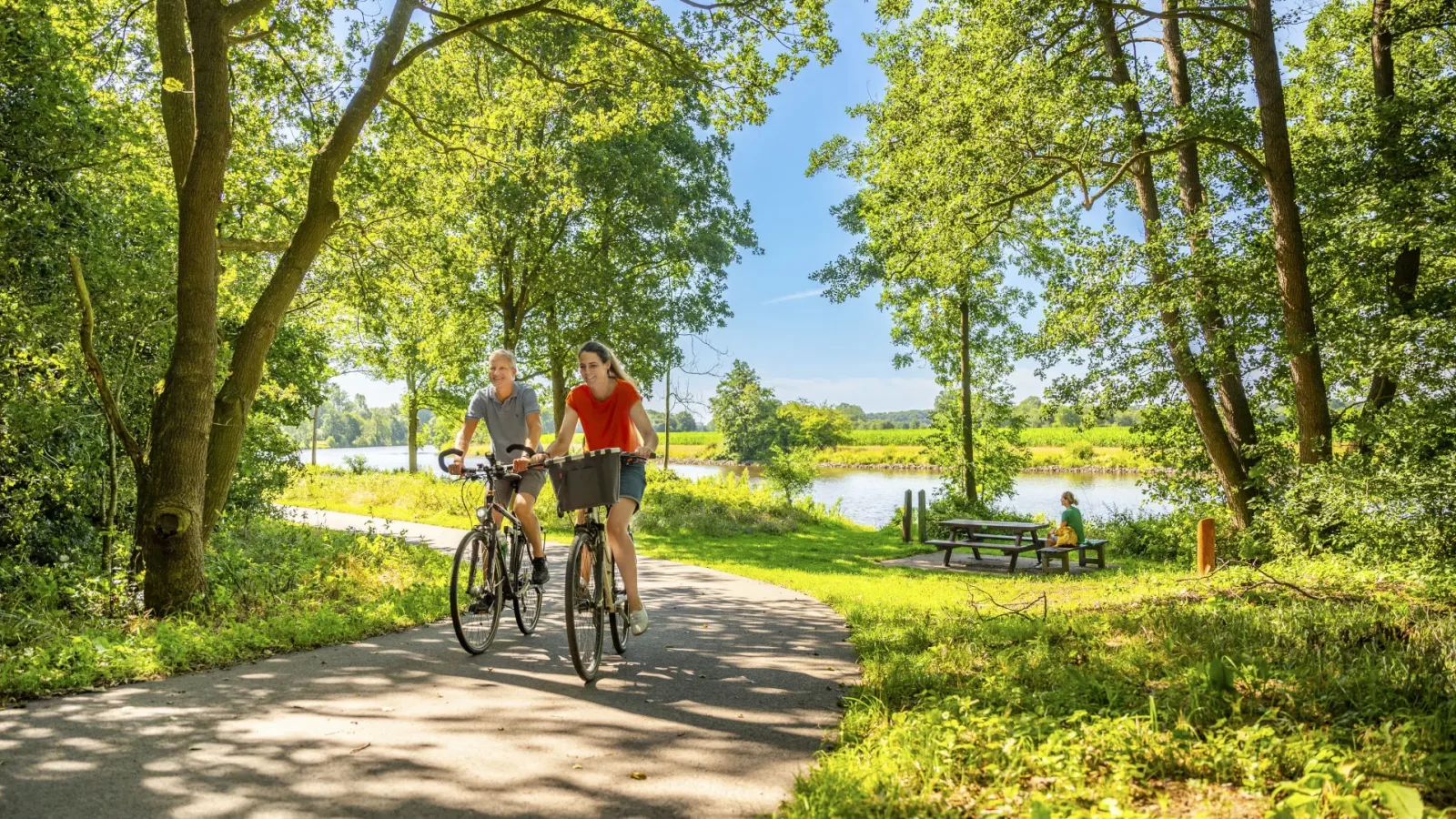 Radeln auf Emsland-Route mit Rastplatz an Ems, Emen ©Emsland Tourismus GmbH