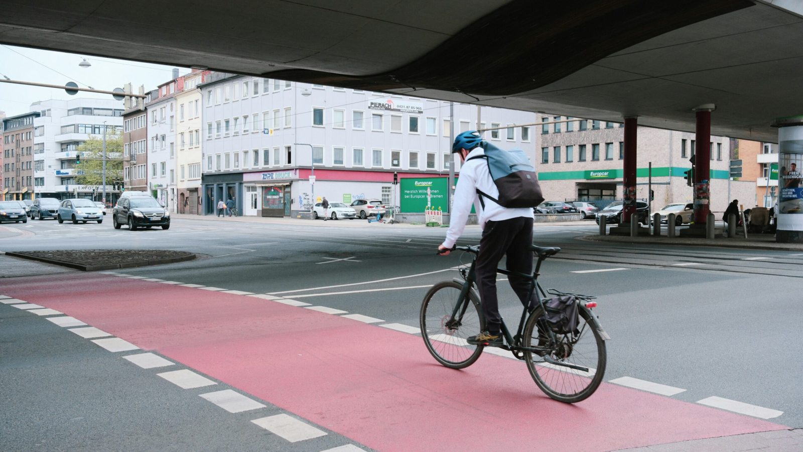Radfahrer auf einem markierten Radweg in der Stadt, Symbolbild zum ADFC-Fahrradklima-Test