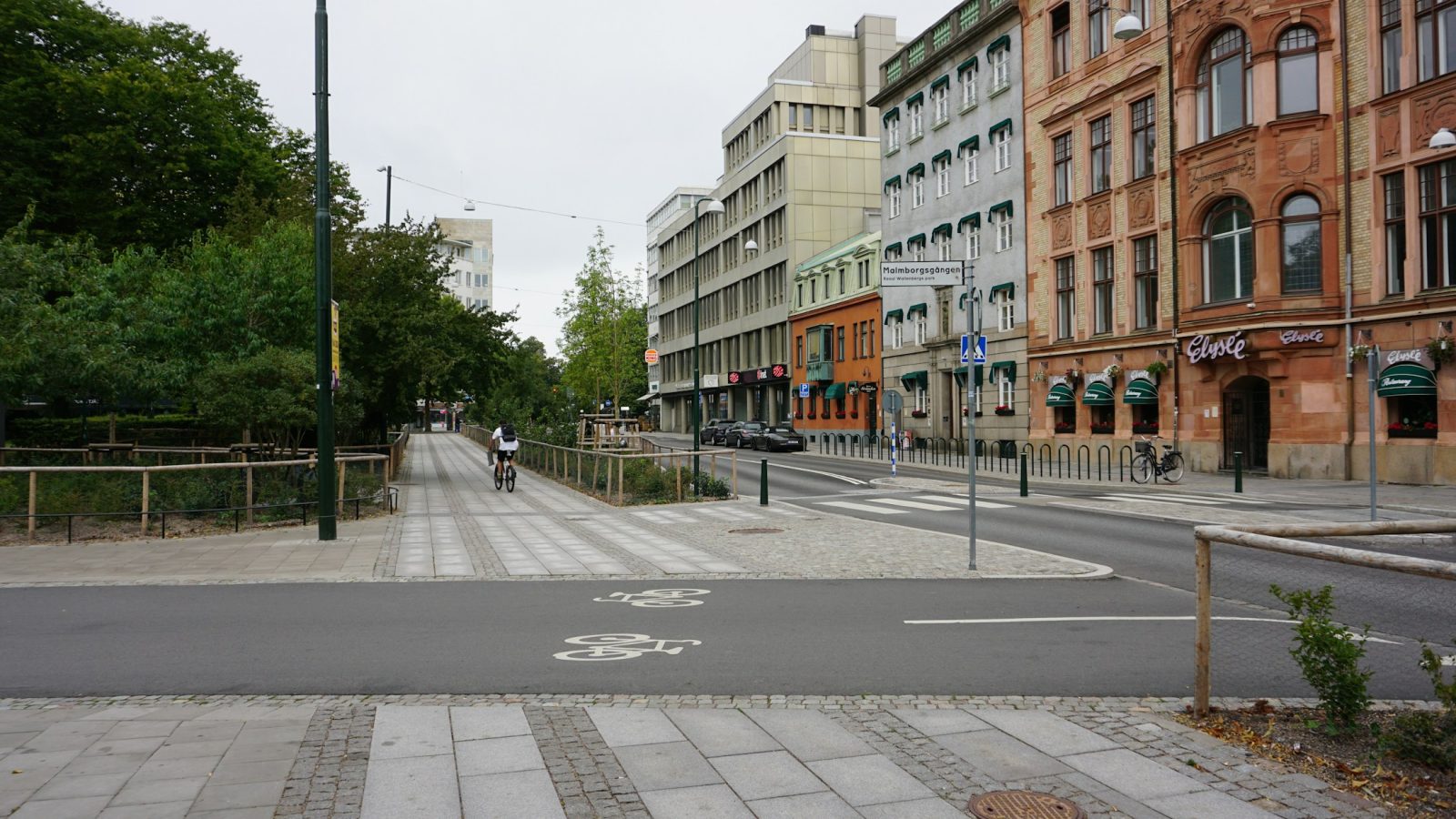 Radfahrer auf einem Radweg entlang einer Stadtstraße (Symbolbild)