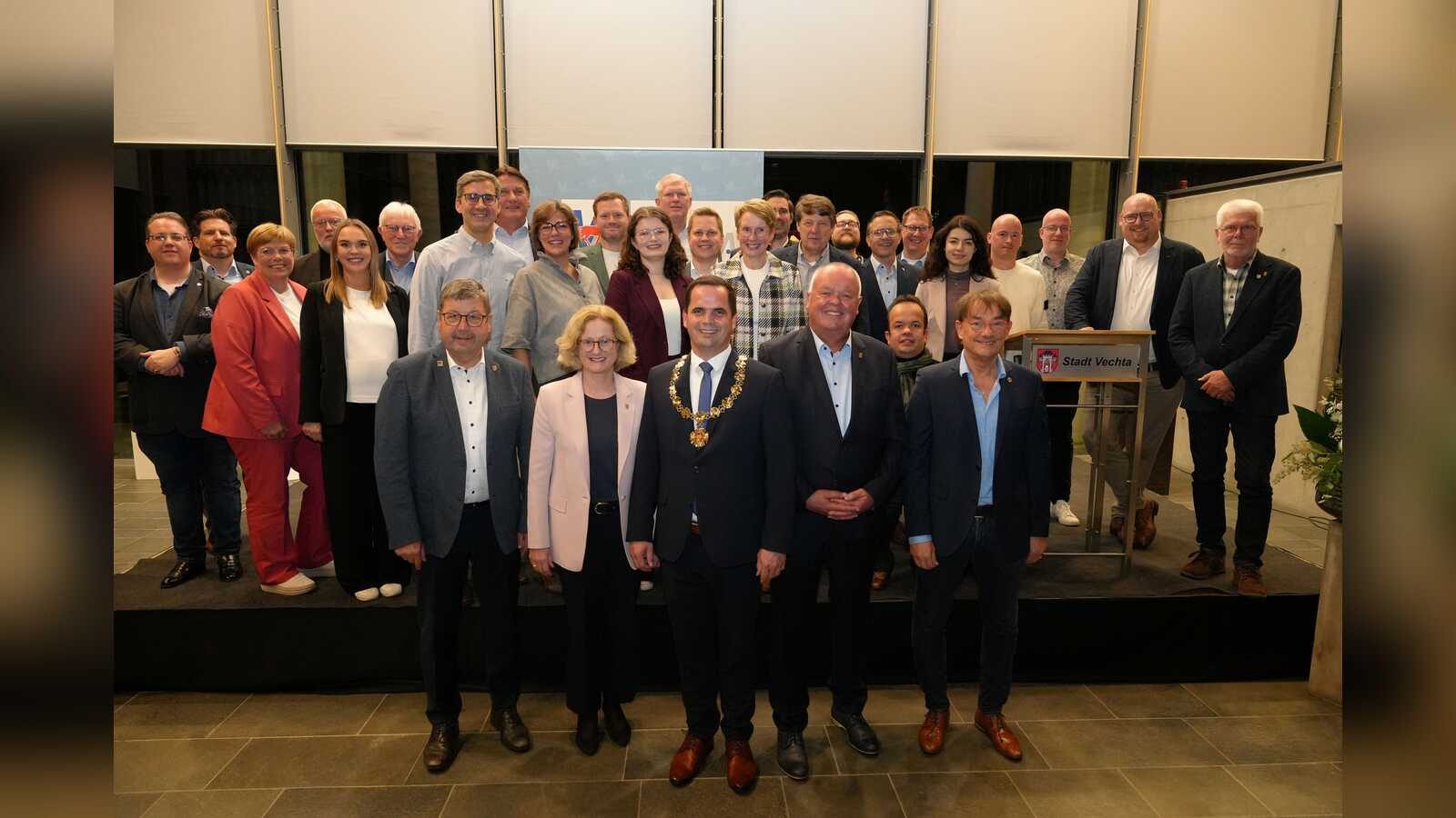 Bürgermeister Kristian Kater mit geehrten und verabschiedeten Ratsmitgliedern der Stadt Vechta bei einem Festakt im Rathaus